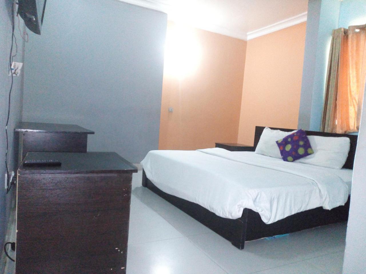 Flamingo Hotel Festac Town Екстер'єр фото